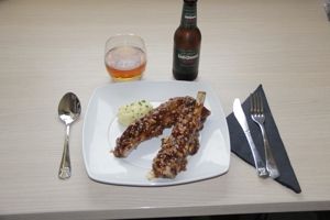 Receta de costillas de cerdo a baja temperatura lacadas presentación del plato