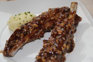 Costillas de cerdo a baja temperatura lacadas con salsa barbacoa